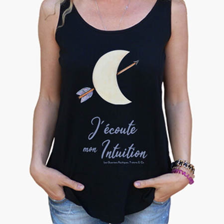 photographie d'une femme qui porte un débardeur noir avec l'illustration de la Lune et le message inspirant J'écoute mon Intuition