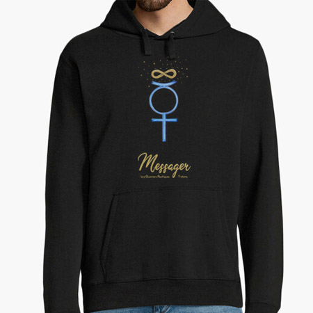 photographie d'un homme qui porte un Sweat noir, avec le symbole de la planète Mercure et l'inscription Messager