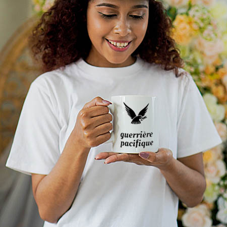 photographie d'un mug bleu avec une colombe noire et l'inscription Guerrier Pacifique